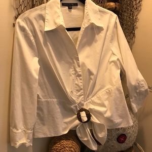 Lafayette 148 crisp shirt. Ties beautifully with a wooden Buckle. Size 6